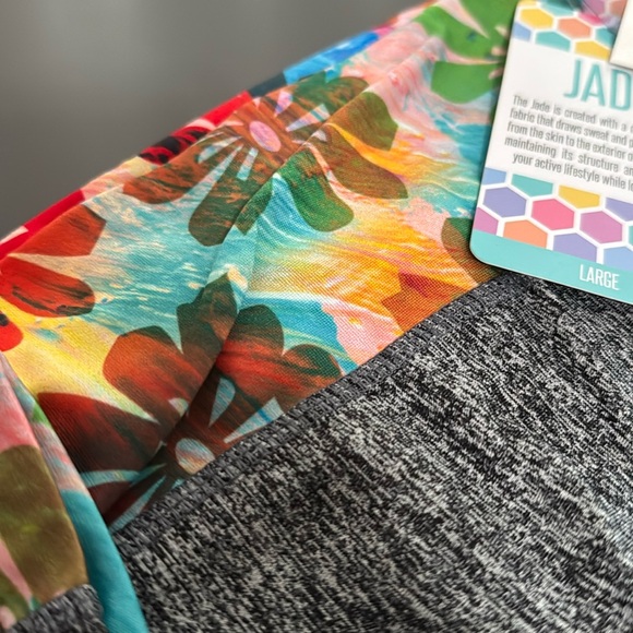 🍁 L LULAROE JADE ATHLETIC-CAPRI LEGGINGS - Picture 2 of 5